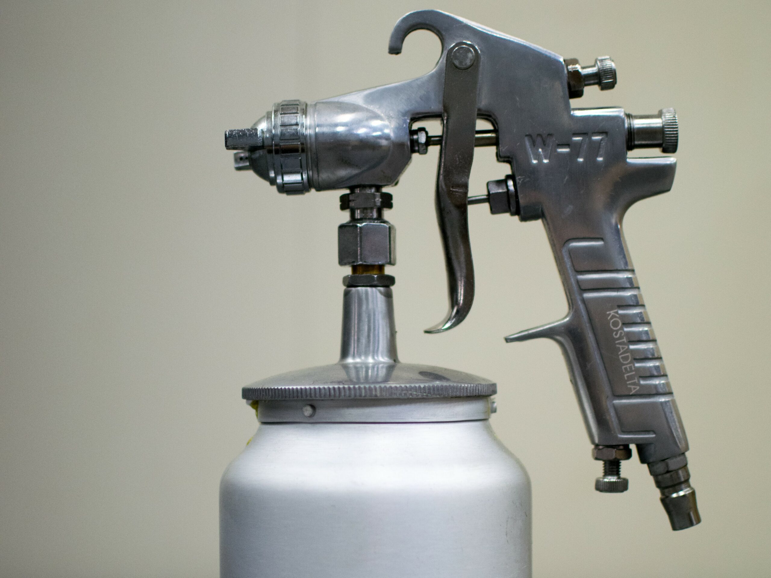 我們所使用的環保黏著劑噴槍 by SOFA SOFA沙發工廠