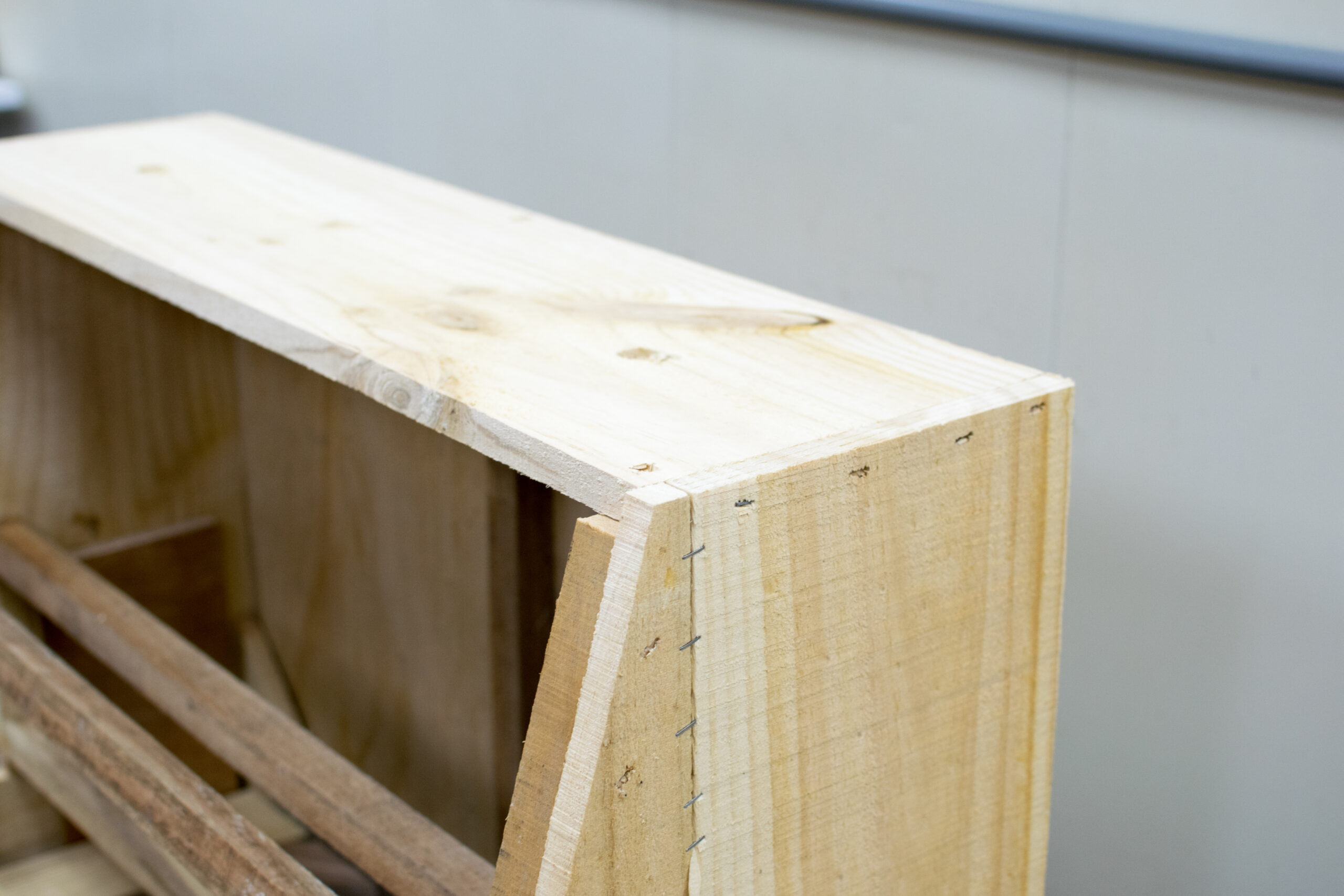 椅架採用厚度至少160mm的實木板 by SOFA SOFA沙發工廠