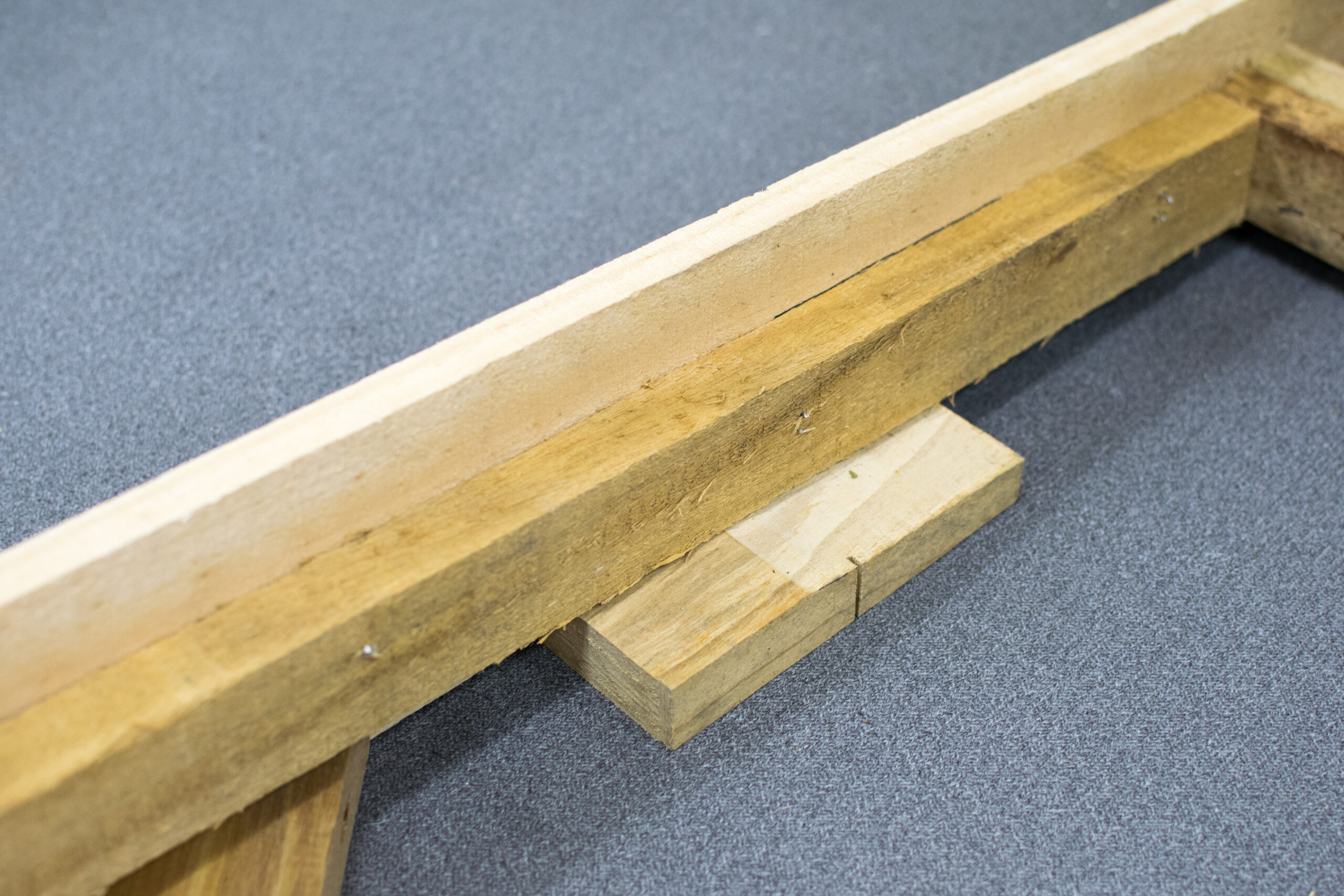 沙發椅架主結構採用220mm以上的硬木角料搭配160mm以上的實木板 by SOFA SOFA沙發工廠
